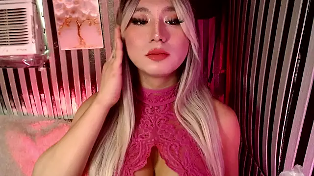 UrhotlucyTS online show from 18, 7, 2026