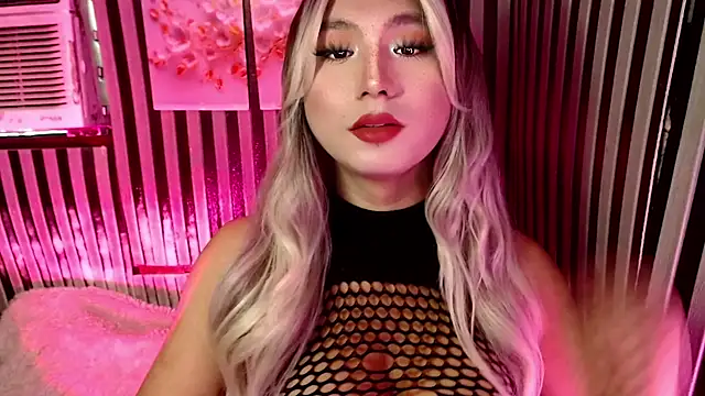 UrhotlucyTS online show from 26, 5, 2026