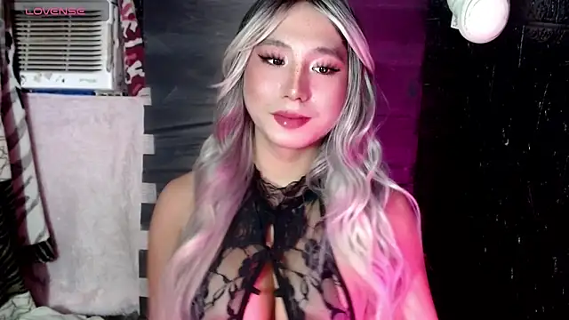 UrhotlucyTS online show from 7, 10, 2025