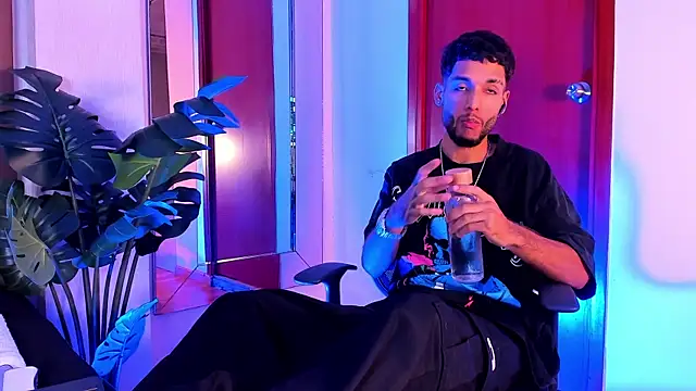 Thiagoferreti online show from 7, 4, 2026