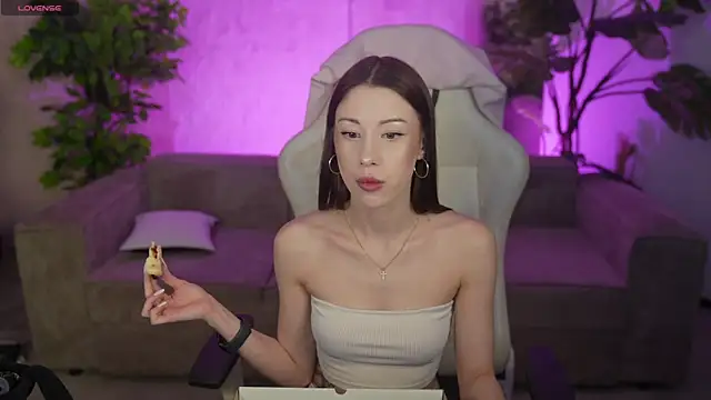 Selena Glow online show from 13, 4, 2026