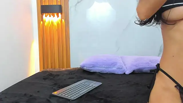 IsabellaMonet online show from 11, 11, 2025