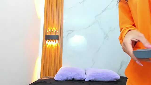 IsabellaMonet online show from 13, 11, 2025