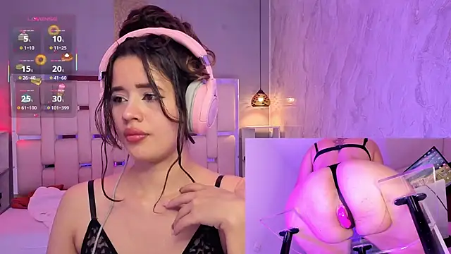 Snapshot of EvelynLips_ chatting on 21, 11, 2025 EvelynLips online show from 21, 11, 2025