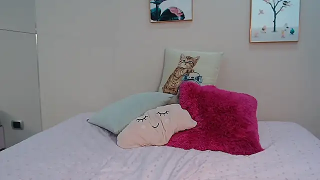 Snapshot of zooombee chatting on 8, 5, 2026 zooombee online show from 8, 5, 2026