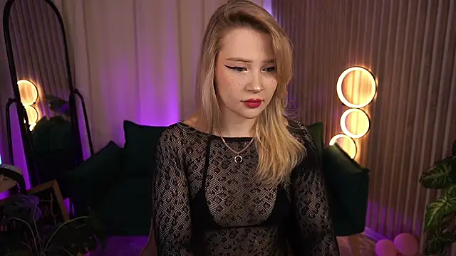 LauraWifeness online show from 17, 4, 2026