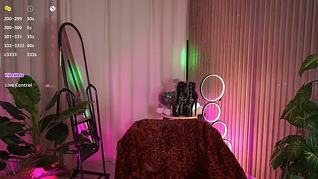 LauraWifeness online show from 25, 11, 2025