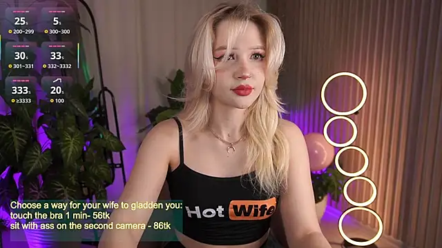 LauraWifeness online show from 5, 10, 2025