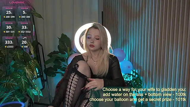 LauraWifeness online show from 26, 9, 2025