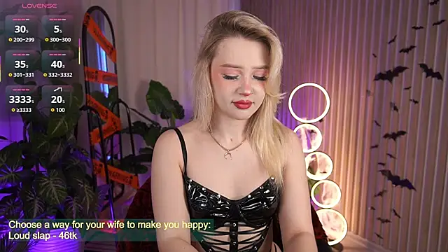 LauraWifeness online show from 28, 10, 2025