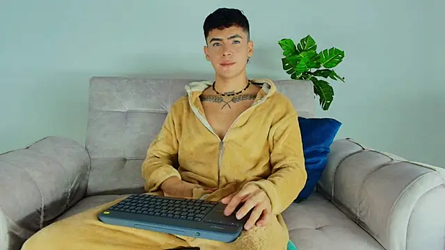 CamiiGuzmanX online show from 8, 10, 2025