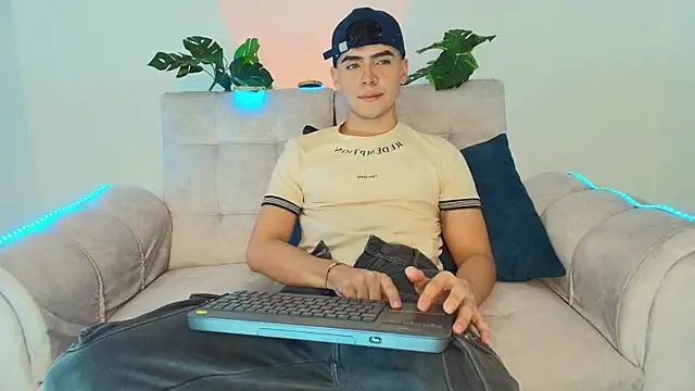 CamiiGuzmanX online show from 8, 9, 2025