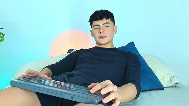 CamiiGuzmanX online show from 25, 10, 2025