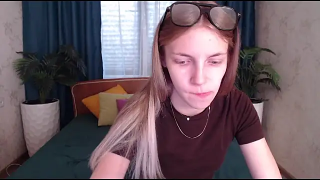 HitGyrl online show from 9, 10, 2025