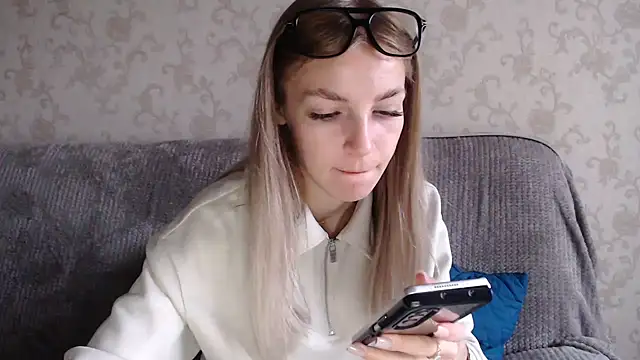 HitGyrl online show from 9, 9, 2025