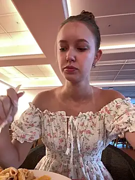 Snapshot of ElliRose chatting on 11, 10, 2025 ElliRose online show from 11, 10, 2025