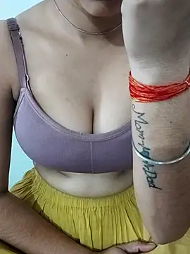 Snapshot of NAIRA5677 chatting on 20, 11, 2025 NAIRA5677 online show from 20, 11, 2025