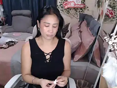 Shiawase1125 online show from 6, 11, 2025