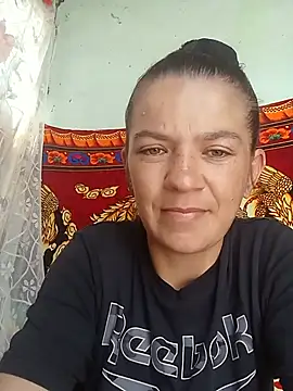 Snapshot of alinaalinutzq chatting on 4, 6, 2026 alinaalinutzq online show from 4, 6, 2026