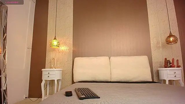 Tiifany Baker online show from 7, 11, 2025