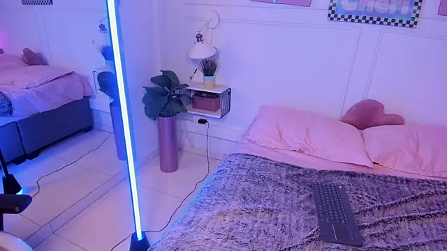 Zoe Lynch  online show from 21, 4, 2026