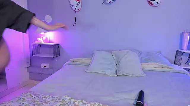 Zoe Lynch  online show from 11, 10, 2025