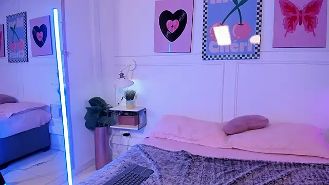 Zoe Lynch  online show from 28, 4, 2026