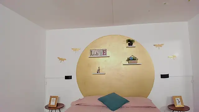 Zoe Lynch  online show from 14, 10, 2025