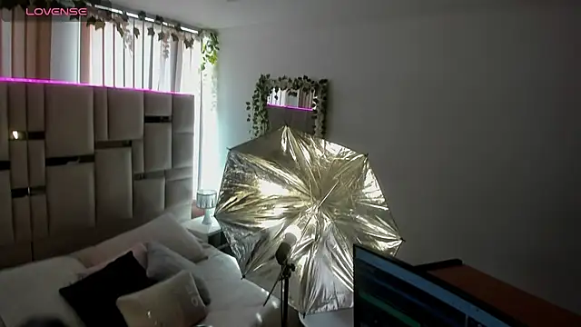 Zoey thompson online show from 2, 12, 2025