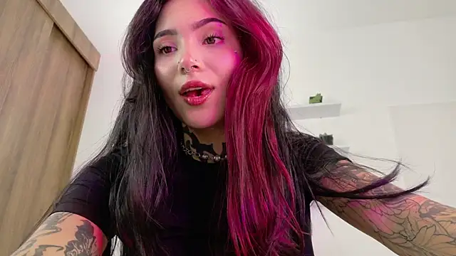 sara queen10 online show from 28, 4, 2026