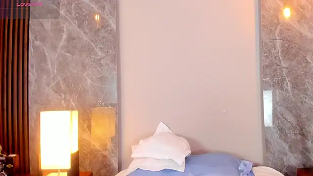 Emma hunter  online show from 28, 10, 2025