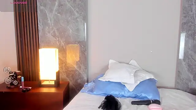 Emma hunter  online show from 29, 10, 2025