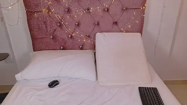 Snapshot of sophiacuttee chatting on 22, 12, 2025 sophiacuttee online show from 22, 12, 2025