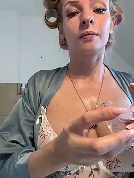 Snapshot of _Katherine_Pierce_ chatting on 1, 12, 2025 Katherine Pierce online show from 1, 12, 2025