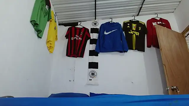 Snapshot of skinny23cm chatting on 12, 2, 2026 skinny23cm online show from 12, 2, 2026