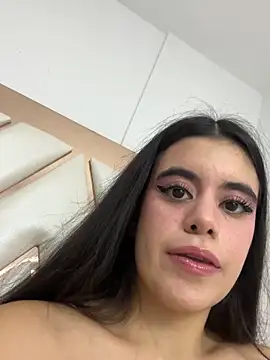 CoralineRusso1 online show from 19, 11, 2025