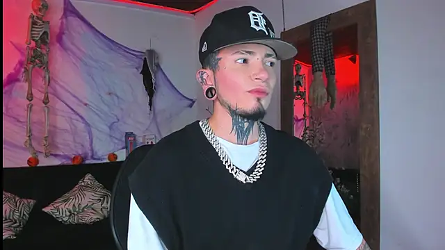 Snapshot of tyler_jones_ chatting on 28, 10, 2025 tyler jones online show from 28, 10, 2025