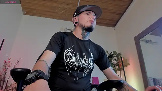 Snapshot of tyler_jones_ chatting on 1, 2, 2026 tyler jones online show from 1, 2, 2026