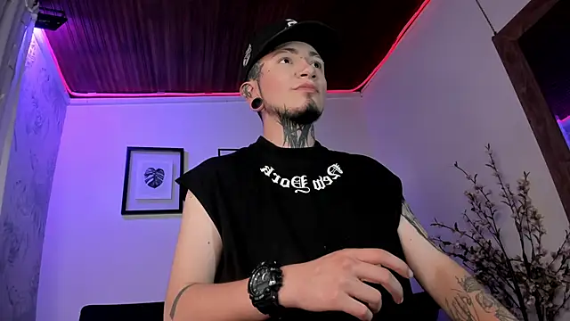 Snapshot of tyler_jones_ chatting on 1, 10, 2025 tyler jones online show from 1, 10, 2025