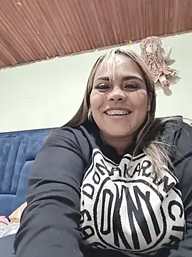 Snapshot of EmilyDuran_ chatting on 19, 12, 2025 EmilyDuran online show from 19, 12, 2025