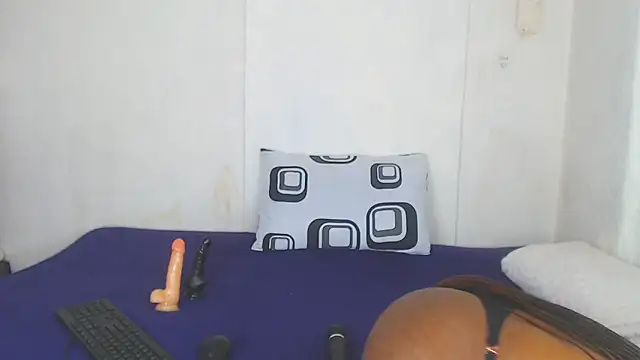 Snapshot of Unique05 chatting on 9, 11, 2025 Unique05 online show from 9, 11, 2025