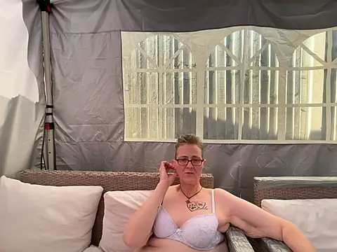 Snapshot of Curvy-Jinx chatting on 9, 7, 2026 Curvy-Jinx online show from 9, 7, 2026