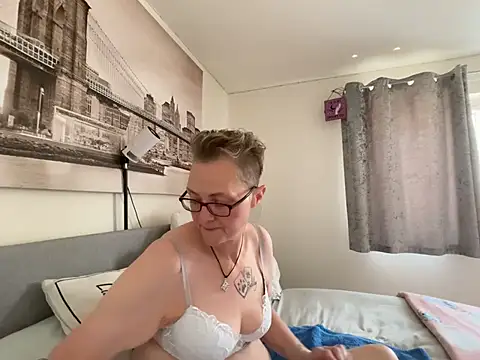 Snapshot of Curvy-Jinx chatting on 10, 7, 2026 Curvy-Jinx online show from 10, 7, 2026