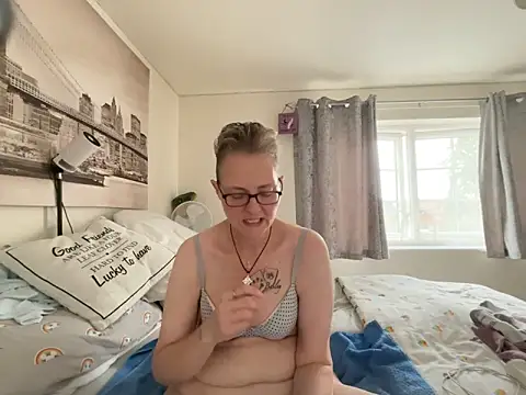 Snapshot of Curvy-Jinx chatting on 23, 6, 2026 Curvy-Jinx online show from 23, 6, 2026