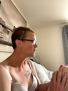 Curvy-Jinx online show from 11, 9, 2025