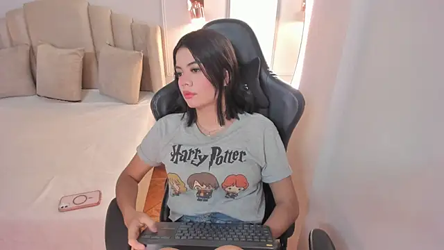 mia kisses2 online show from 12, 9, 2025