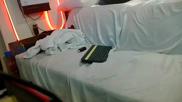 Luv2SuckBWC92 online show from 15, 11, 2025