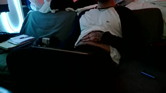 Luv2SuckBWC92 online show from 4, 12, 2025