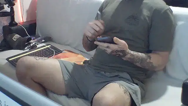 Luv2SuckBWC92 online show from 15, 9, 2025