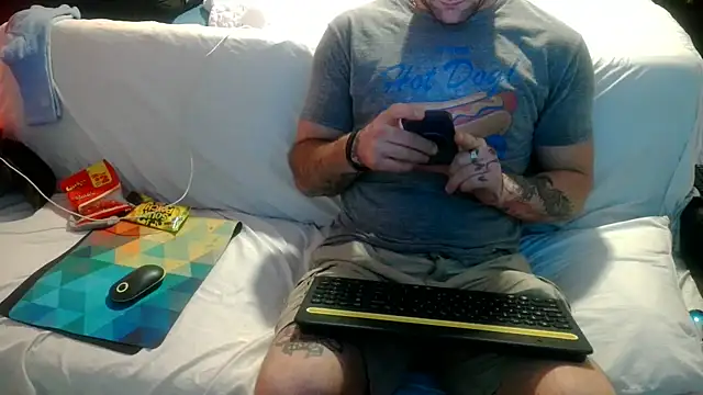 Luv2SuckBWC92 online show from 18, 9, 2025